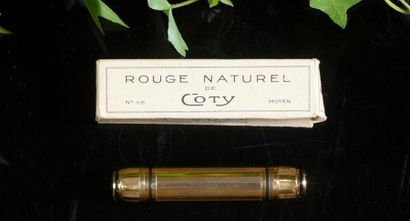 Coty «Rouge Naturel» (années 1920)
Etui de rouge à lèvres cylindrique en laiton rainuré...