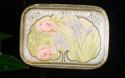 E. COUDRAY «Iris & Rose» - (années 1900)
Boite de poudre rectangulaire en carton...