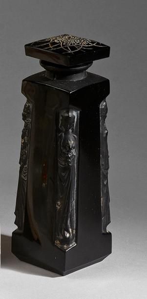 D'Orsay «Ambre» - (années 1920)
Flacon en verre opaque noir pressé moulé de section...