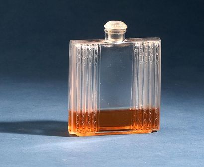 D'Héraud «Ambre» - (années 1920)
Rare flacon en verre incolore pressé moulé de section...