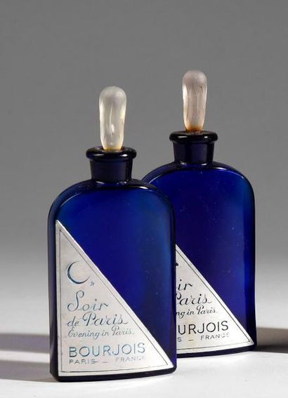 Bourjois «Soir de Paris» - (1929)
Deux flacons en verre pressé moulé teinté bleu...