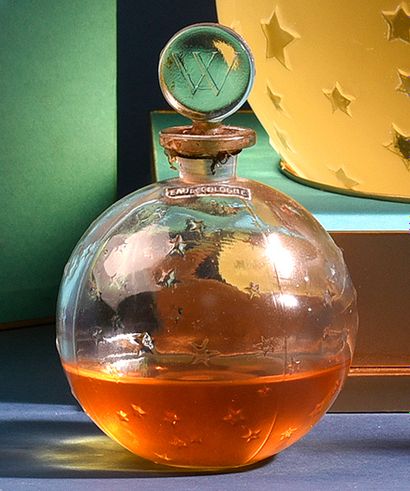 WORTH «Dans la Nuit» - (années 1950)
Flacon modèle «boule Majestic» en verre incolore,...