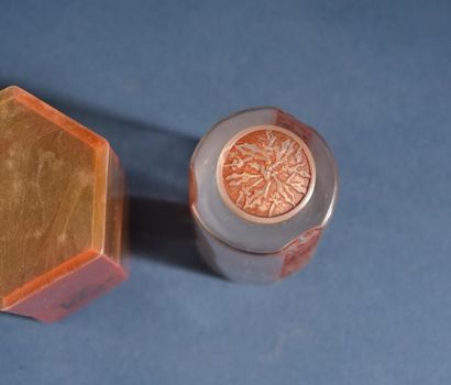 XYDES «Ambre» - (années 1920)
Rare flacon en verre incolore pressé moulé de section...
