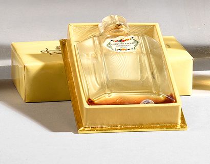 DIVERS PARFUMEURS - (années 1920) Lot comprenant trois flacons en verre incolore...