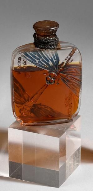 Violet «Les Sylvies» - (1922)
Rare flacon de style japonisant en verre incolore pressé...