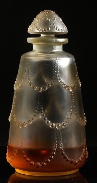 null «Hélène» - (années 1930)
Flacon à parfum en verre incolore pressé moulé dépoli...
