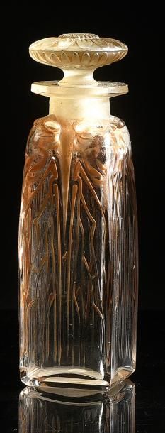 null «Quatre Cigales» - (années 1920)
Rare et élégant flacon à parfum en verre incolore...