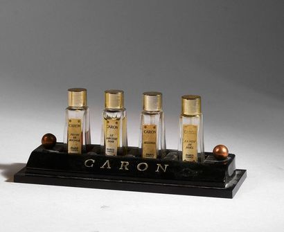 Caron (années 1950)
Présentoir rectangulaire en bakélite noire titré comprenant quatre...
