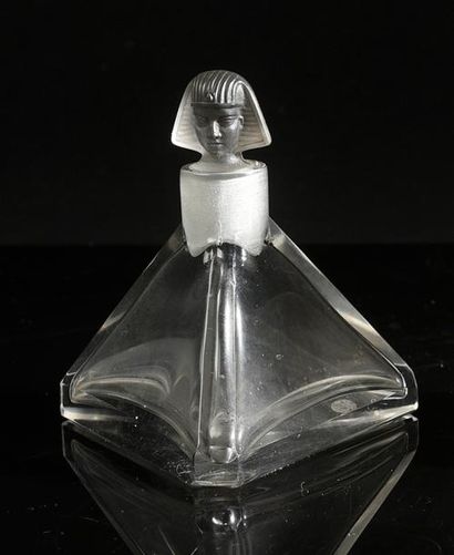 Parfumerie Cottan «Sybmée» - (années 1920)
Rare flacon en cristal incolore pressé...