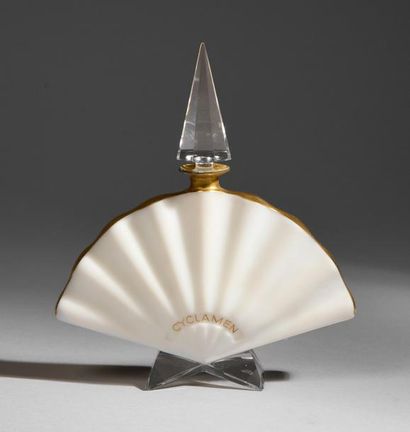 Elizabeth Arden «Cyclamen» - (1938)
Luxueux flacon en biscuit de cristal blanc pressé...