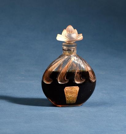 Jarville «Muguet» - (années 1920)
Elégant flacon en verre incolore pressé moulé de...
