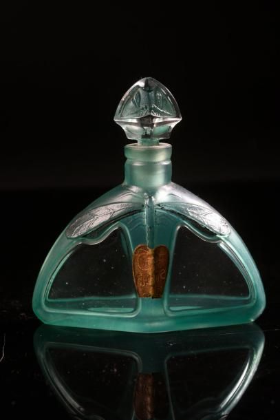 Parfumeur Non Identifié «Clair de Lune» - (années 1920)
Très élégant flacon en verre...