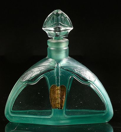 Parfumeur Non Identifié «Clair de Lune» - (années 1920)
Très élégant flacon en verre...