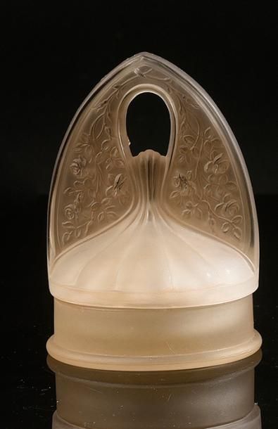 Julien Viard (1883-1935) Pot à crème en verre incolore pressé moulé de section cylindrique...