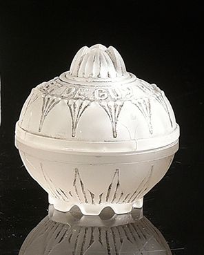 GUY «Rose Secret» - (années 1920)
Délicat pot à fard en verre incolore pressé moulé...