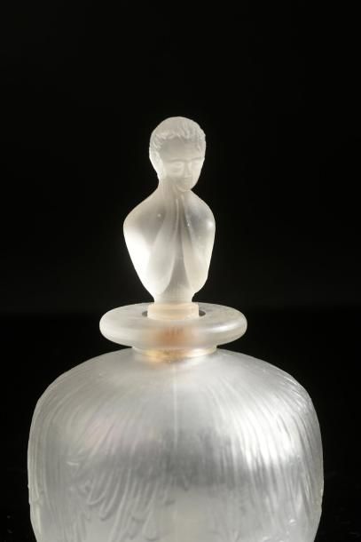Parfum de Paul - (années 1920) Flacon en verre incolore pressé moulé dépoli satiné...