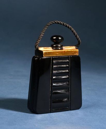 Lubin «Ouvrez-Moi» - (1934)
Amusant flacon en verre opaque noir habillé de laiton...