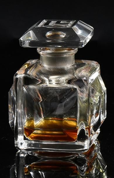 Lucien Lelong «N» - (années 1930)
Elégant flacon «tank» en cristal incolore pressé...
