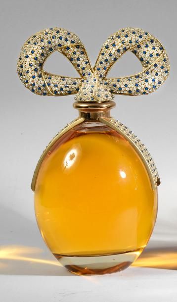 ELIZABETH TAYLOR «Diamonds & Emeralds» - (1993)
Modèle «Oeuf de Fabergé» richement...