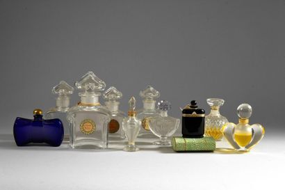 Divers Parfumeurs – (années 1950) Assortiment de dix flacons la plupart signés Baccarat...