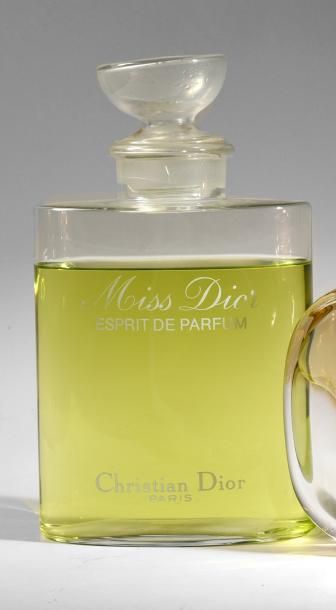 CHRISTIAN DIOR «Miss Dior» - (1947)
Modèle dessiné par Fernand Guérycolas et édité...