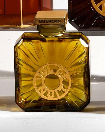 Guerlain «Vol de Nuit» - (1933)
Flacon moderniste en verre fumé pressé moulé de section...