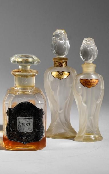 Guerlain (années 1880-1960) 
Lot comprenant un flacon carafon en verre incolore parfum...