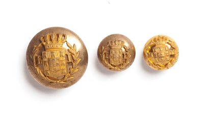 PORTUGAL Lot de trois boutons de forme bombée, dorés, appliqués du monogramme L.I....