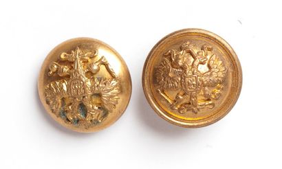 RUSSIE Lot de deux boutons de forme bombée, dorés, aux armes Romanoff. Règne: Nicolas...