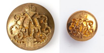 RUSSIE Lot de deux boutons de forme bombée, dorés, au monogramme de Nicolas II. Règne:...