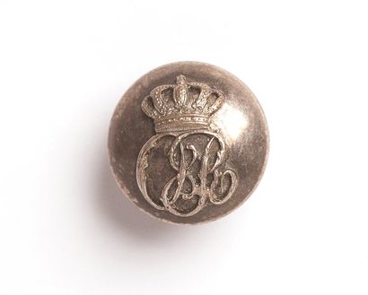 SUEDE Bouton de forme bombée, argenté, au monogramme du roi Oscar II (1829-1907)....