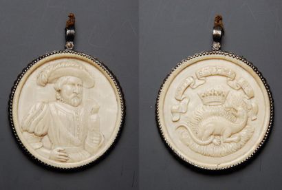 null François Ier, roi de France. Médaillon pendentif en ivoire sculpté représentant...