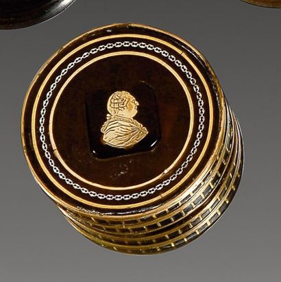 null Louis XVI, roi de France. Boîte ronde en écaille, couvercle orné d'un médaillon...