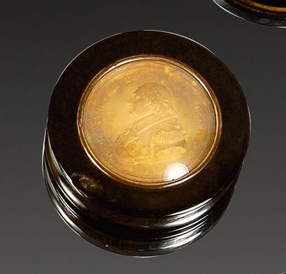 null Louis XVIII, roi de France. Boîte ronde en corne, couvercle orné d'un médaillon...