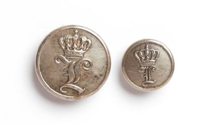 HESSE Deux boutons de forme plate, argentés, appliqués du monogramme du souverain...