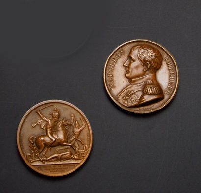 null Napoléon Ier, empereur des Français. Lot de deux médailles en bronze au profil...