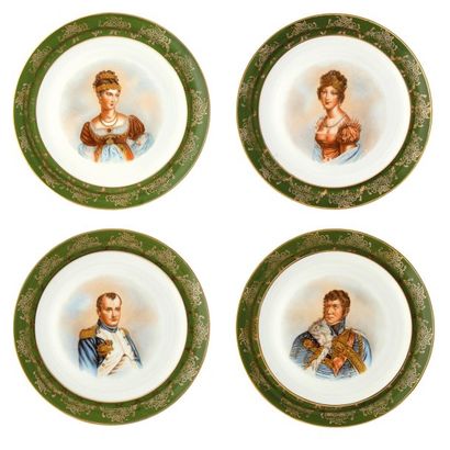 null Famille impériale. Lot de quatre assiettes plates, en porcelaine, à décor central...