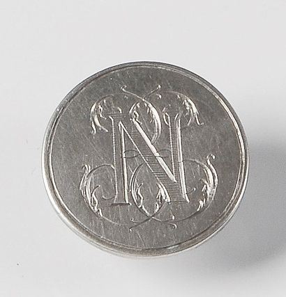 null Napoléon III, empereur des Français. Bouton de col en métal argenté au monogramme...