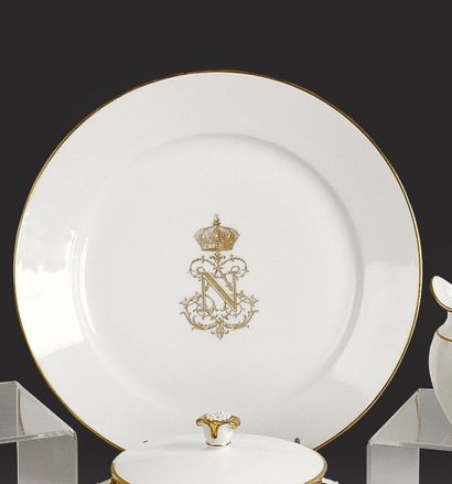 null Napoléon III. Assiette en porcelaine blanche provenant du service de table de...