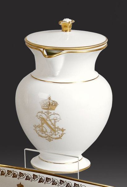null Napoléon III. Pichet à eau en porcelaine blanche provenant du service de table...