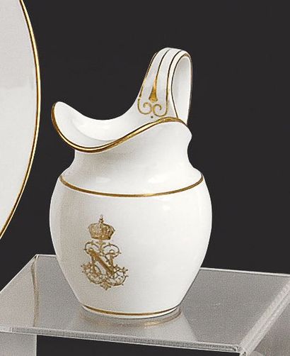 null Napoléon III. Pot à lait en porcelaine blanche provenant du service de table...