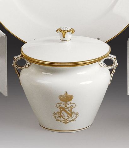 null Napoléon III. Sucrier en porcelaine blanche, grand modèle, provenant du service...
