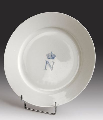 null Napoléon III. Assiette plate en porcelaine blanche provenant d'un service de...