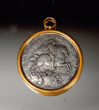 null Sceau de Connétable de France, daté de 1764, en étain, conservé dans un médaillon...