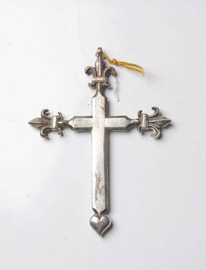 null Croix Vendéenne pendentif en bronze argenté à décor de fleurs de lys et d'un...