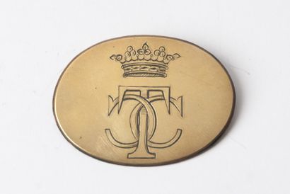 null Petite plaque de coffre en bronze doré, de forme ovale gravée des initiales...