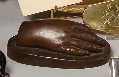 Cécile de Clermont-Tonnerre (1876-1880) Main d'enfant sculptée en bronze. On y joint...