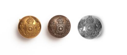 BRESIL Lot de trois boutons de tenue, de forme bombée, argentés, aux armes du royaume....