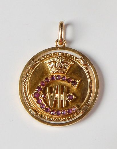 ANGLETERRE Édouard VII, roi de Grande-Bretagne. Médaille pendentif en or au chiffre...