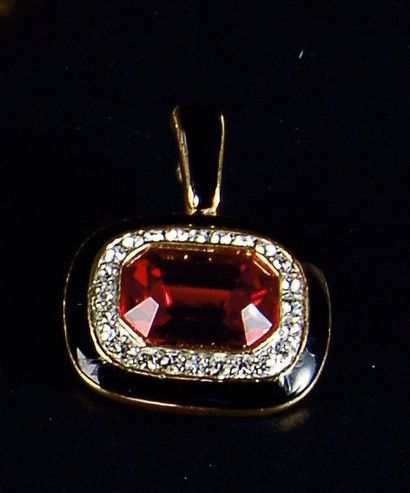 ANGLETERRE Médaillon pendentif, serti au centre d'une pierre rouge d'imitation, dans...